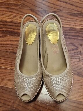 Aedo chic beige woven peep-toe slingback sandals.